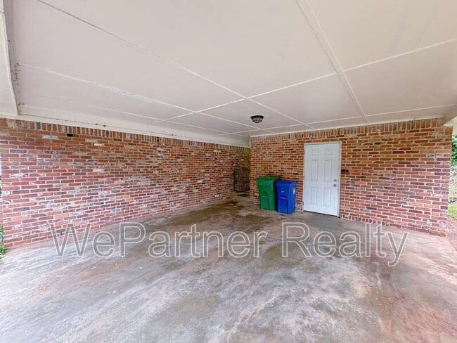 Building Photo - 2223 Shamrock Dr