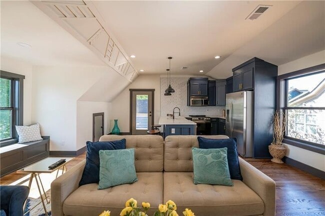 Building Photo - 767 Terry St SE