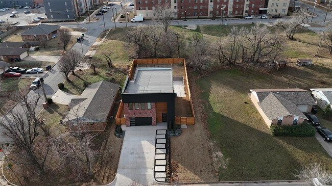 Building Photo - 605 N Idaho Ave