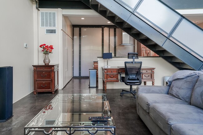 Building Photo - Fully Furnished 2-Level Condo for Traveling Nurses | 1,549 Sq Ft | Private Parking | Shared Living