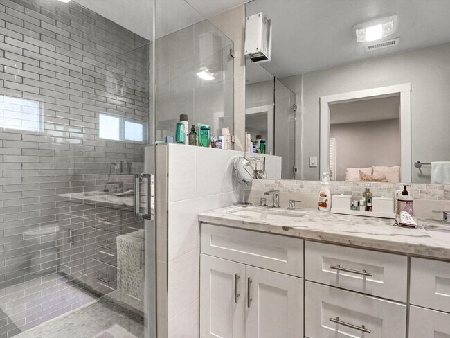 Building Photo - 5437 Coolidge Ave