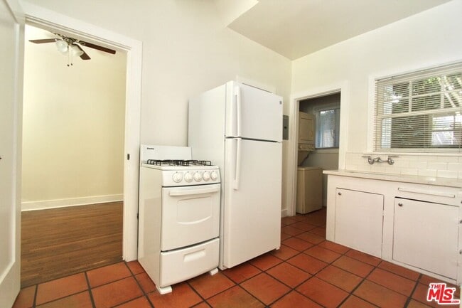 Building Photo - 4557 Lexington Ave