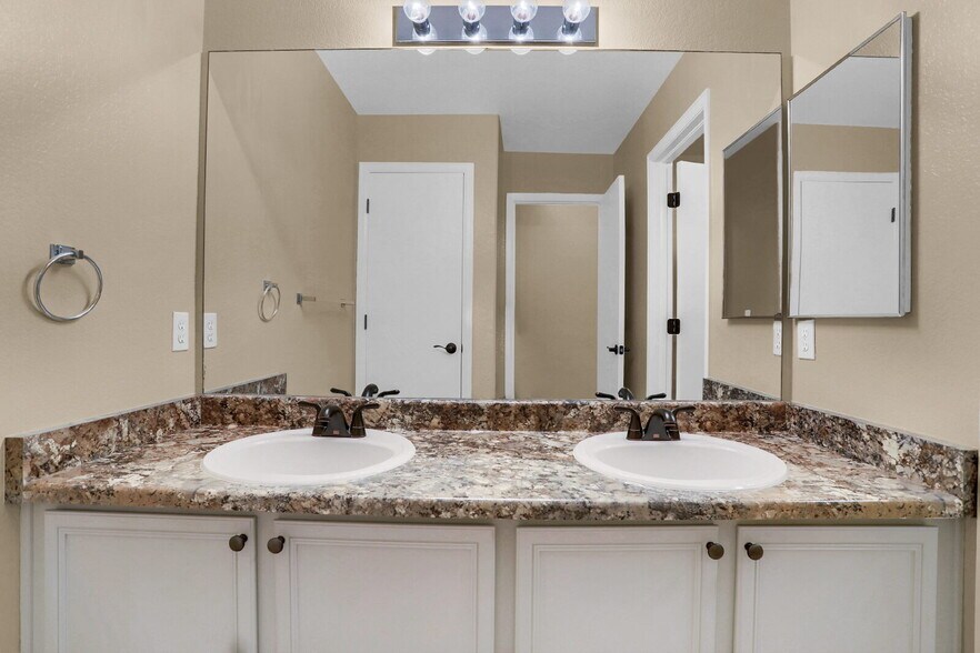 Building Photo - Bright & Spacious 3-Bed Townhome Just 15 M...