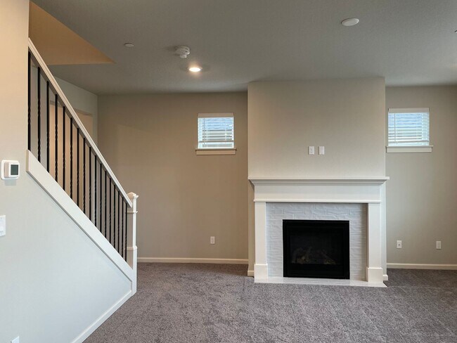 Building Photo - Lovely 4 Bed 2.5 Bath Home! Located near t...