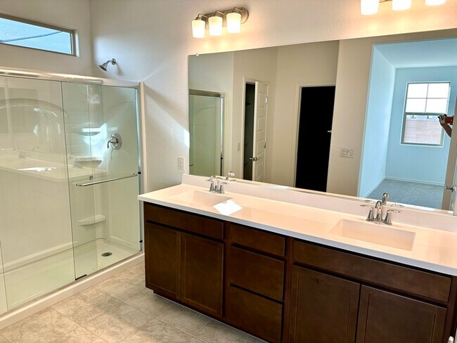Building Photo - Fantastic 10 month new Taylor Morrison hom...
