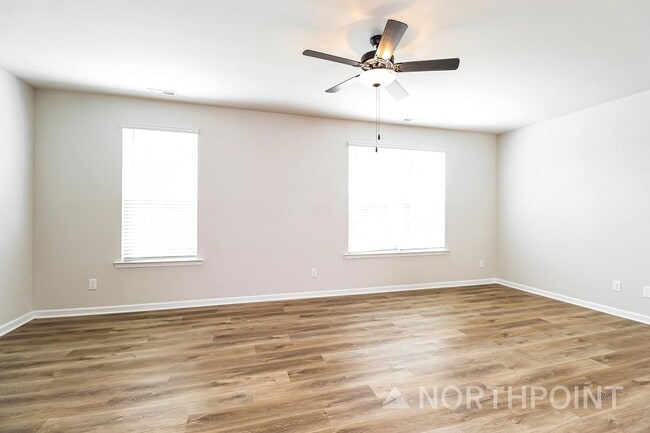 Building Photo - Beautiful 3BR 3.5BA Townhome w/ Full Appliance Kitchen Garage Parking in University