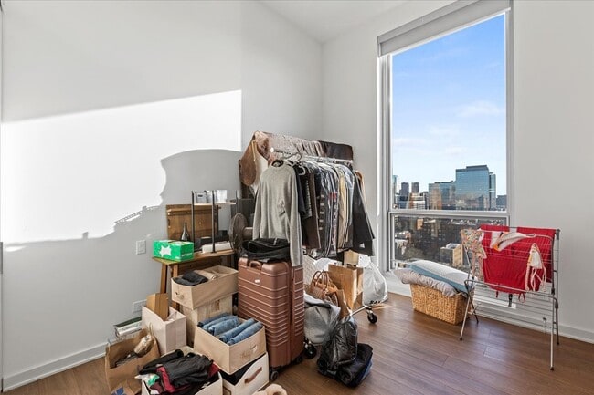 Building Photo - 910 W Huron St