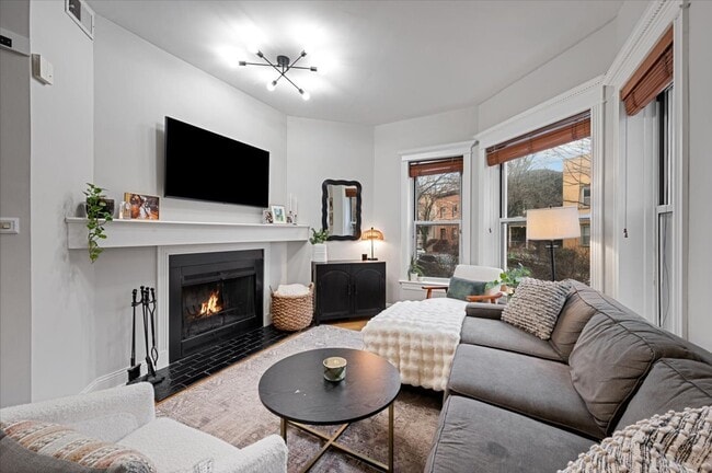 Building Photo - 1023 W Dakin St