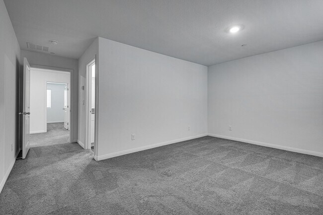 Building Photo - Like-new home with modern finishes and ope...