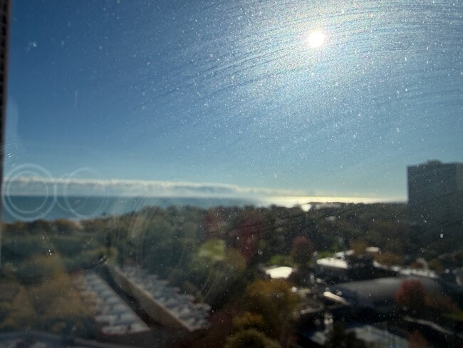 Building Photo - 5320 N Sheridan Rd