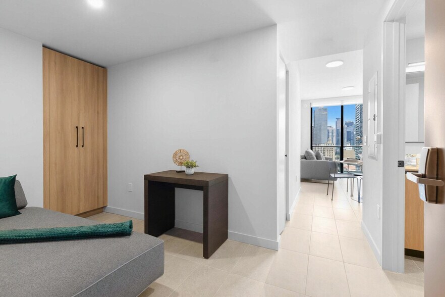 Building Photo - 501 NE 1st Ave