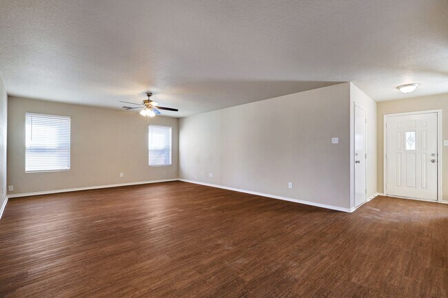 Building Photo - Move-In Ready Home with New Flooring and A...