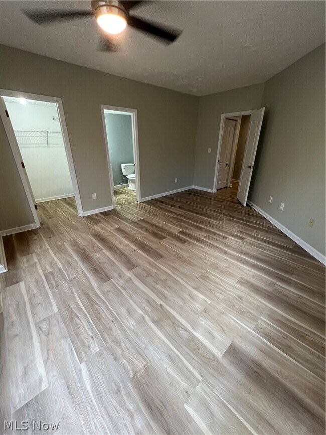 Building Photo - 320 Village Pointe Dr