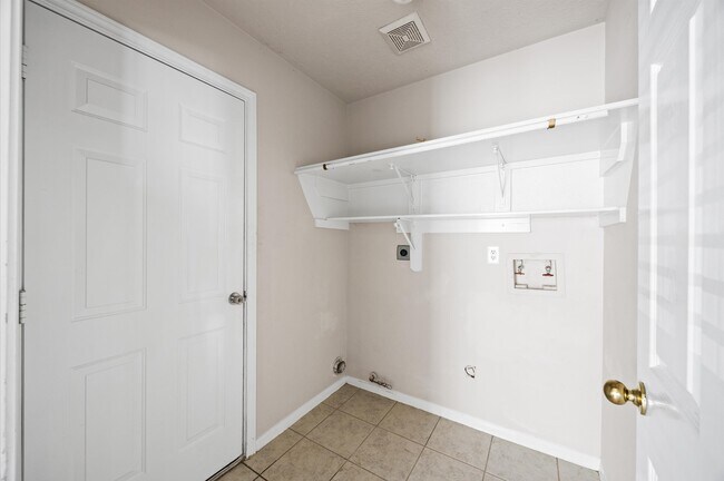 Building Photo - 19739 Mountain Dale Dr