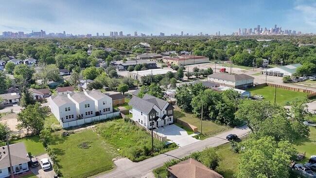 Building Photo - 6726 Dumble St