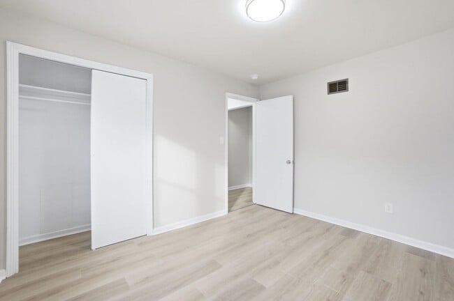 Building Photo - Updated 2 Bed, 1 Bath Home with Modern Finishes & Off-Street Parking