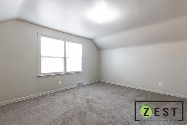 Building Photo - Amazing 3 bed 1 bath Home