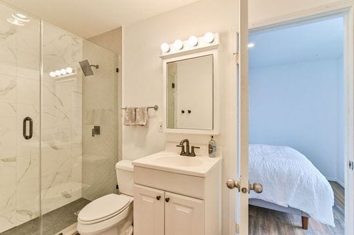 Building Photo - Beautiful top floor 1 bedroom 1 bathroom apartment on Lower Queen Anne