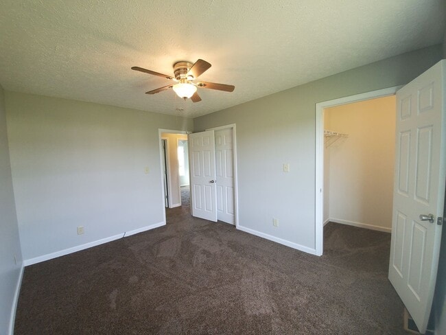 Building Photo - MOVE -IN SPECIAL $500 OFF
