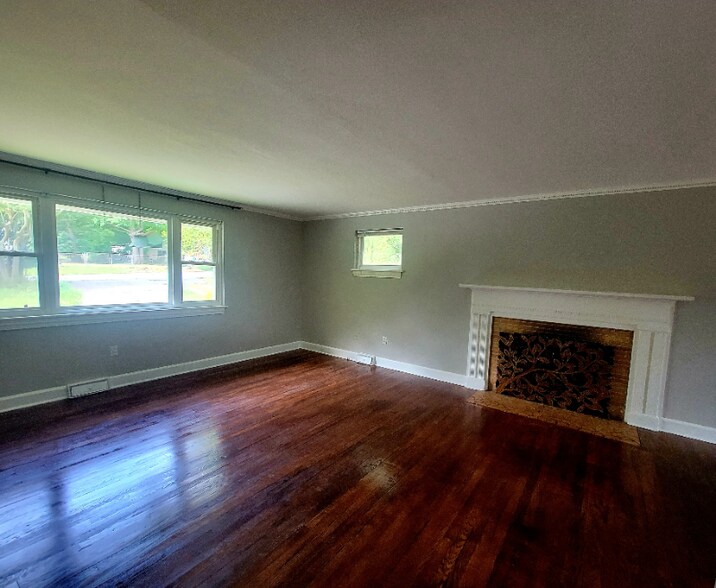 Building Photo - 20 N Garden Cir