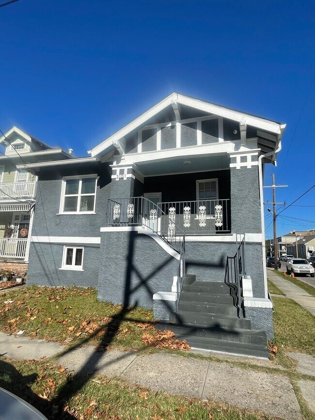 Building Photo - Gorgeous 3BD/1BA in MidCity