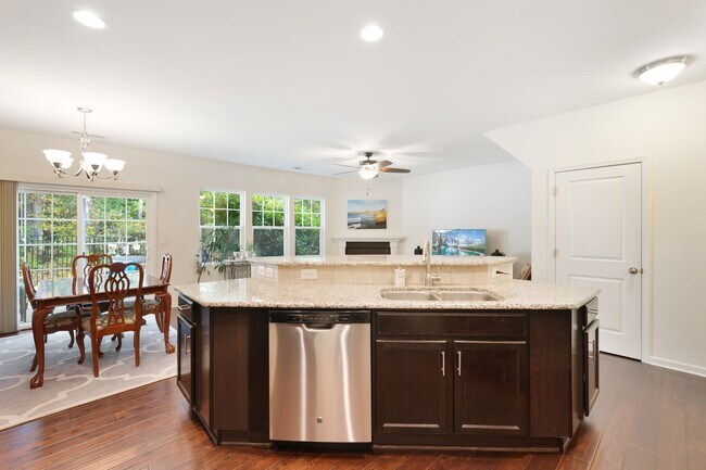 Building Photo - Incredible 3be/2.5ba House In Quiet Neighb...