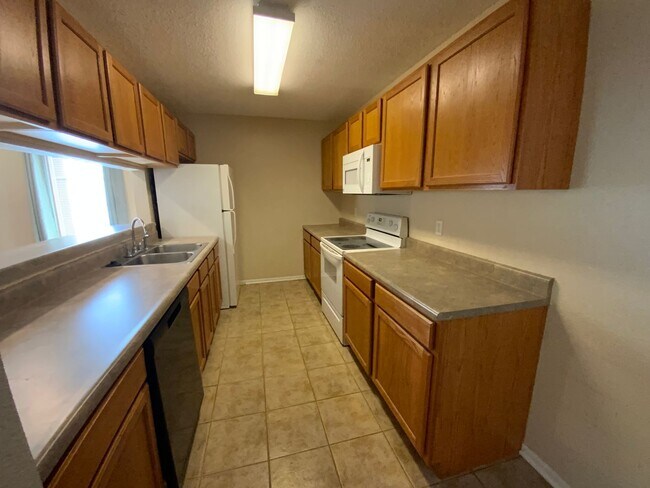 Building Photo - 3 Bedroom 2 Bathroom Duplex