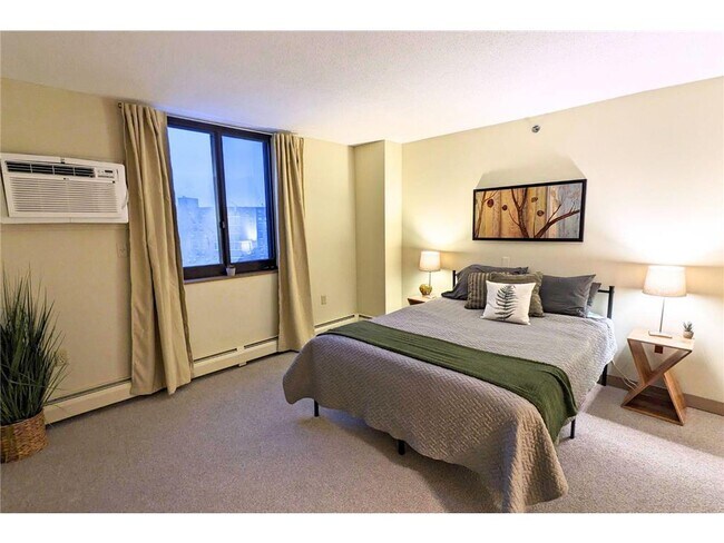 Building Photo - 6500 Woodlake Dr