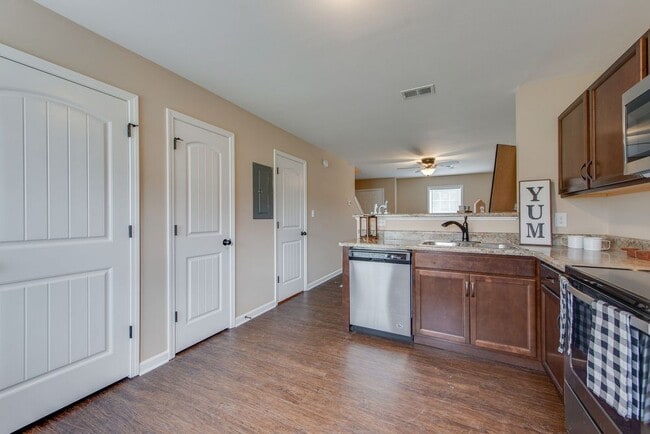 Building Photo - Meadow Ridge Town Homes