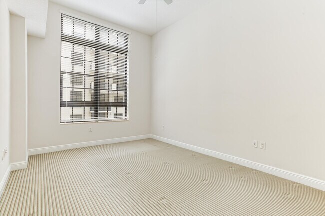 Building Photo - 701 S Olive Ave