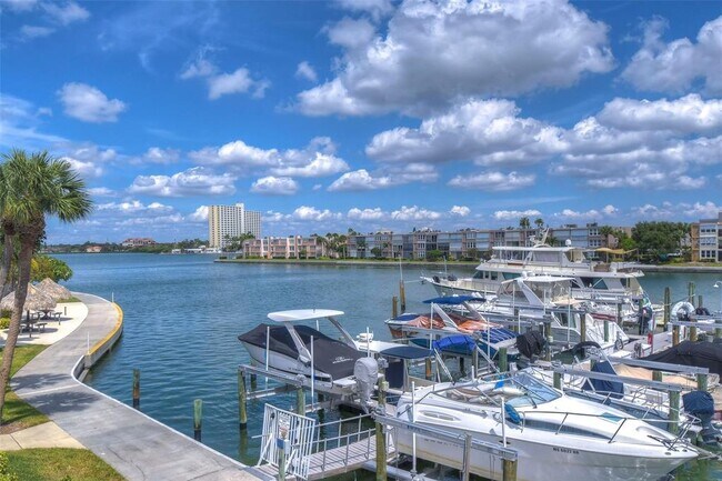 Building Photo - 7400 Sun Island Dr S