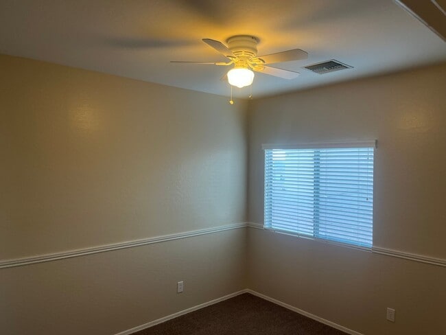 Building Photo - 16412 W Hope Dr