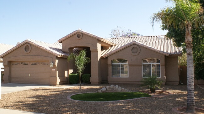 Primary Photo - 871 W Horseshoe Ave