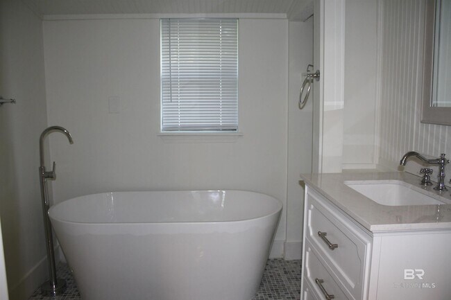 Building Photo - 852 Prospect Ave