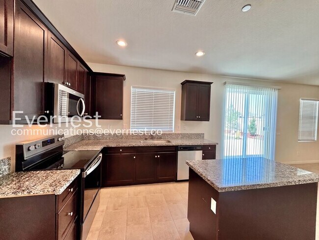 Building Photo - 4 Bed/3 Bath Home with Fenced Yard & Garage / Vouchers Accepted / Available Now!
