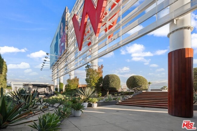 Building Photo - 6250 Hollywood Blvd