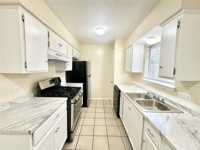 Building Photo - 7221 Ellington Cir