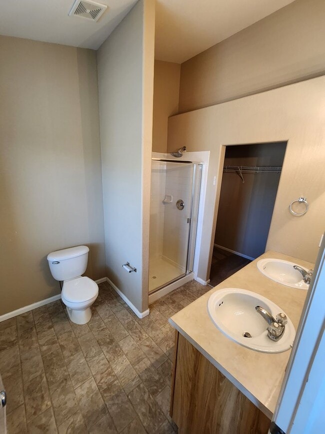 Building Photo - Beautiful Townhome