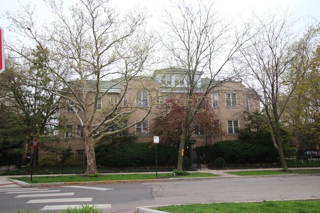 Primary Photo - 2749 W Sunnyside Ave