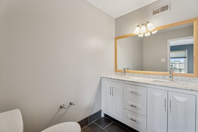Building Photo - Spacious 3 Bedroom, 2.5 Bath Townhouse in ...
