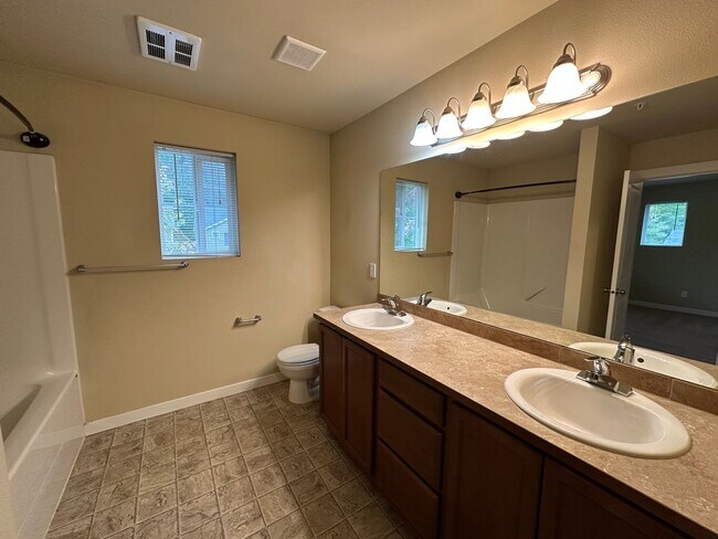 Building Photo - 1613 Burnside Pl