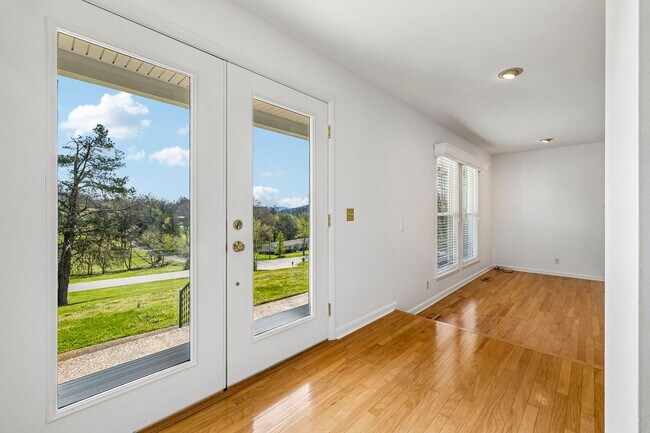 Building Photo - Experience the perfect blend of privacy and open space in this beautifully maintained 3-bedroom, ...