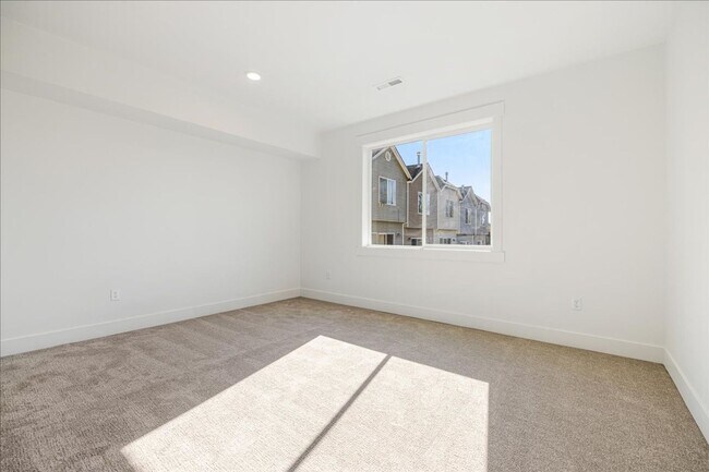 Building Photo - Stunning New Townhome in Gresham - 2 Months Free!