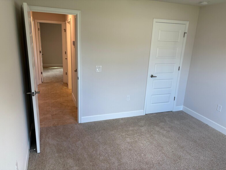 Building Photo - 855 Cumberland Rd