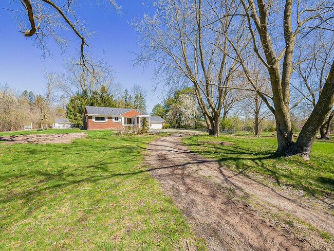 Building Photo - Spacious 3BR Home with Expansive 1-Acre Lot!