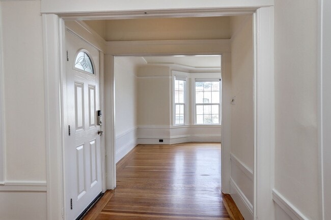 Building Photo - 4 Bed / 2 Bath home in Outer Richmond near...