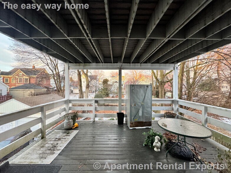 Building Photo - 136 Sharon St