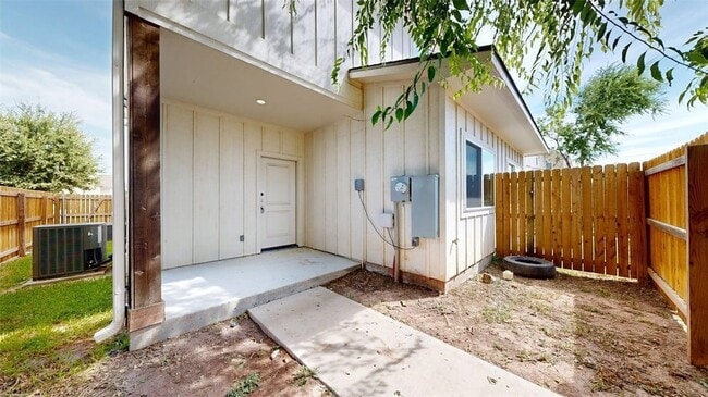 Building Photo - 305 Poplar St