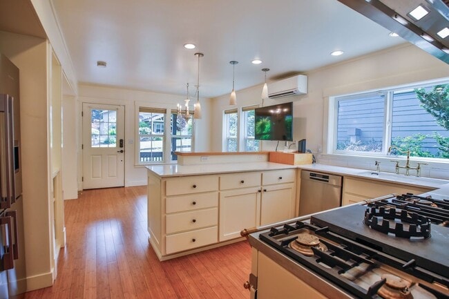 Building Photo - 1086 Village Loop
