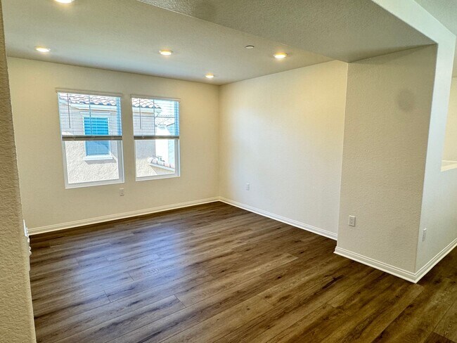 Building Photo - For Lease | Spacious 4-Bed + Den & Loft | ...